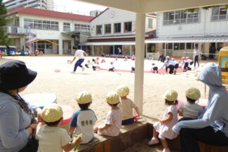 お砂場で運動会の練習を参観（つき組）
