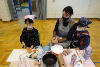 <span class="title">保護中: 家族登園「豚汁作り」</span>