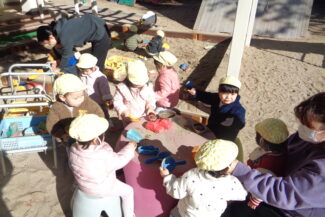 つき組もお砂場で