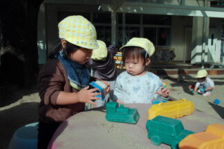 つき組は園庭で