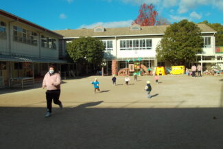 つき組さんも園庭に