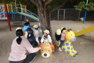 園庭で（つき組）