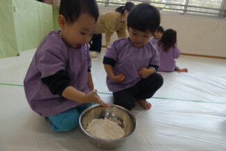 小麦粉で感触遊び（つき組）