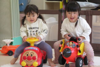 年度末。お天気も良くみんな元気です。今日で最後のお友達もいて、さみしいです。