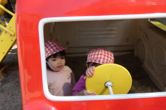 そら組は園庭で