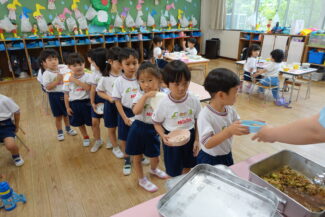 <span class="title">保護中: 給食の様子</span>
