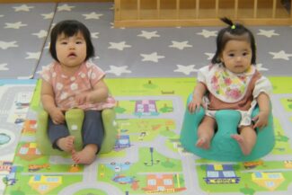ほし組さんは２人。赤ちゃんのお椅子に座って、ご機嫌です。
