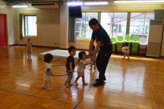 広い遊戯室で遊びました。（つき組）