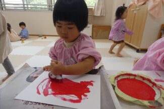 タンポでペッタン。ほし組のお友だちも一緒に遊んだよ。
