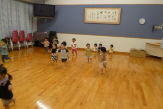 広いお部屋で遊んでいます（つき組）