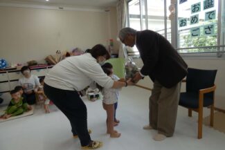 理事長先生と１０月生まれのお友だちのお誕生会